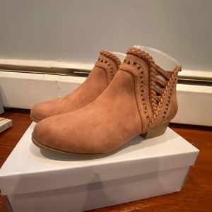 (NEVER WORN) Report Shoe Tan Suede Kids Booties